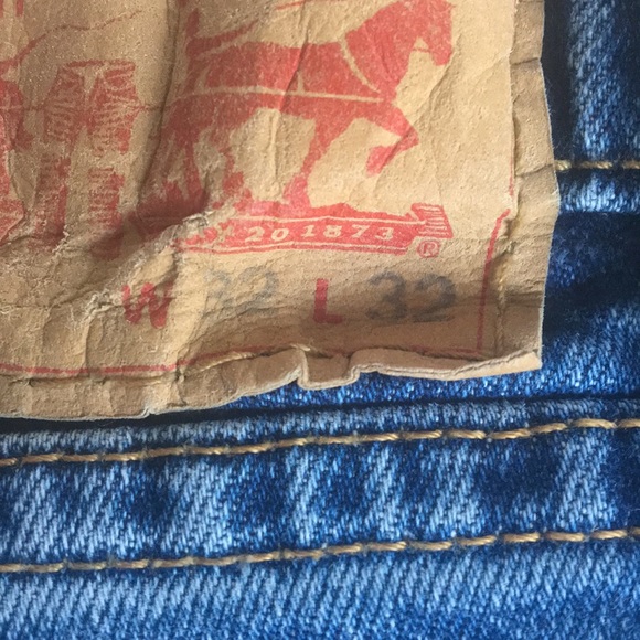 LEVI MEDIUM WASH JEANS - Picture 3 of 3